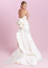 Load image into Gallery viewer, Oscar de la Renta &#39;Caroline&#39; size 4 used wedding dress back view on model
