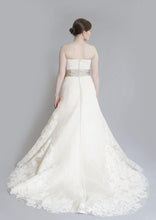 Load image into Gallery viewer, Vera Wang Luxe &#39;Whitney&#39; Lace Dress - Vera Wang - Nearly Newlywed Bridal Boutique - 3
