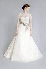 Load image into Gallery viewer, Vera Wang Luxe &#39;Whitney&#39; Lace Dress - Vera Wang - Nearly Newlywed Bridal Boutique - 1
