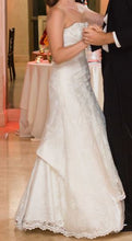 Load image into Gallery viewer, David&#39;s Bridal &#39;A Line&#39; size 2 used wedding dress side view on bride
