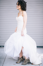 Load image into Gallery viewer, Vwidon &#39;0006&#39; size 6 used wedding dress side view on bride
