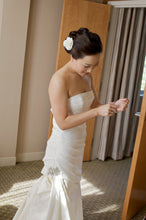 Load image into Gallery viewer, Amsale &#39;Mischka&#39; size 4 used wedding dress side view on bride
