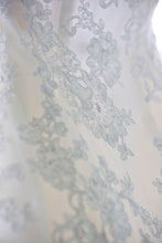 Load image into Gallery viewer, Marisa &#39;Romantic&#39; size 2 used wedding dress view of material
