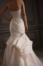 Load image into Gallery viewer, Monique Lhuillier &#39;Peony&#39; - Monique Lhuillier - Nearly Newlywed Bridal Boutique - 4
