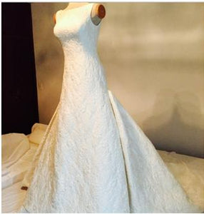Pronovias 'Cayetana' size 6 used wedding dress side view on mannequin