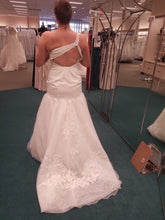 Load image into Gallery viewer, Vera Wang White &#39;351287&#39; size 12 new wedding dress back view on bride
