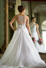 Load image into Gallery viewer, Veluz Reyes &#39;Amihan&#39; size 4 sample wedding dress back view on model
