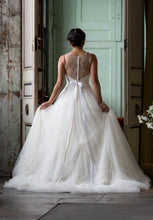 Load image into Gallery viewer, Veluz Reyes &#39;Karmina&#39; size 4 sample wedding dress back view on model
