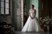 Load image into Gallery viewer, Veluz Reyes &#39;Karmina&#39; size 4 sample wedding dress front view on model

