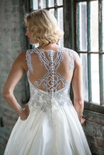 Load image into Gallery viewer, Veluz Reyes &#39;Bettina&#39; size 4 sample wedding dress back view on model
