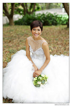 Load image into Gallery viewer, Veluz Reyes &#39;Cristina&#39; size 0 sample wedding dress front view on model
