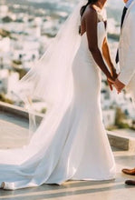Load image into Gallery viewer, Vera Wang &#39;Jocelyn&#39; size 4 new wedding dress side view on bride
