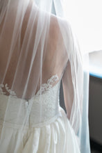 Load image into Gallery viewer, Amsale &#39;Ryan&#39; size 2 used wedding dress back view close up on bride
