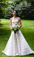 Load image into Gallery viewer, Vera Wang White &#39;Victoria&#39; - Vera Wang White - Nearly Newlywed Bridal Boutique - 1
