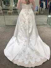 Load image into Gallery viewer, David&#39;s Bridal &#39;Beaded Dress&#39; size 16 new wedding dress back view on bride
