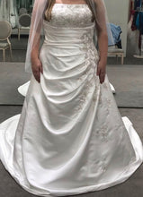 Load image into Gallery viewer, David&#39;s Bridal &#39;Beaded Dress&#39; size 16 new wedding dress front view on bride
