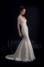 Load image into Gallery viewer, Modern Trousseau &#39;Georgia&#39; size 2 used wedding dress side view on model
