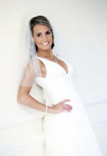 Load image into Gallery viewer, Augusta Jones &#39;Isala&#39; size 4 new wedding dress front view on bride
