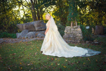Load image into Gallery viewer, Vera Wang White &#39;V Neck&#39; size 0 used wedding dress side view on bride
