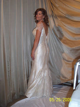 Load image into Gallery viewer, Michelle Roth &#39;Juliet&#39; size 4 used wedding dress side view on bride
