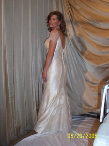Michelle Roth 'Juliet' size 4 used wedding dress side view on bride