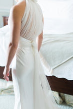 Load image into Gallery viewer, Vera Wang &#39;2G144&#39; size 4 used wedding dress side view on bride
