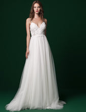 Load image into Gallery viewer, Daalarna &#39;PRD 233&#39; size 6 used wedding dress front view on model

