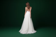 Load image into Gallery viewer, Daalarna &#39;PRD 233&#39; size 6 used wedding dress back view on model
