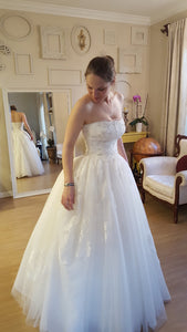 White by Vera Wang 'Strapless Tulle' size 6 used wedding dress front view on bride