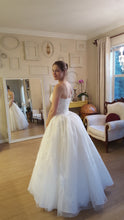 Load image into Gallery viewer, White by Vera Wang &#39;Strapless Tulle&#39; size 6 used wedding dress side view on bride

