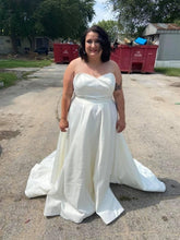 Load image into Gallery viewer, David&#39;s Bridal &#39;9wg4017&#39; wedding dress size-18W PREOWNED
