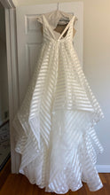 Load image into Gallery viewer, Hayley Paige &#39;DECKLYN&#39; wedding dress size-08 NEW

