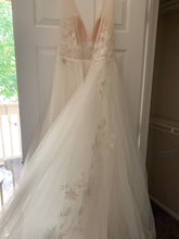 Load image into Gallery viewer, Watters &#39;Willow by- lanie&#39; wedding dress size-02 PREOWNED
