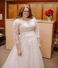 Load image into Gallery viewer, Mary&#39;s Designer Bridal Boutique &#39;6205&#39; wedding dress size-14 PREOWNED
