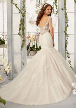 Load image into Gallery viewer, Mori Lee &#39;5407&#39; size 14 new wedding dress back view on model
