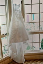 Load image into Gallery viewer, Davids Bridal &#39;E9351&#39; wedding dress size-06 PREOWNED
