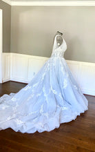 Load image into Gallery viewer, Nicole Spose &#39;NIAB18105&#39; size 18 new wedding dress side view on mannequin

