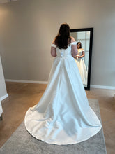 Load image into Gallery viewer, Allure Bridals &#39;Monaco&#39; wedding dress size-16 PREOWNED
