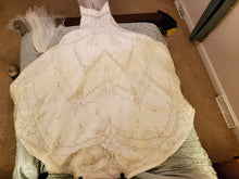 Load image into Gallery viewer, Demetrios &#39;RN 98249&#39; wedding dress size-14 PREOWNED
