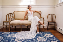 Load image into Gallery viewer, Made With Love &#39;Tommy&#39; wedding dress size-04 PREOWNED
