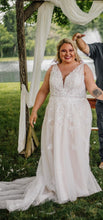 Load image into Gallery viewer,  &#39;Iv/moscato/porcelain &#39; wedding dress size-22 PREOWNED

