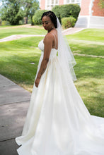 Load image into Gallery viewer, Wtoo &#39;Opaline&#39; wedding dress size-04 PREOWNED
