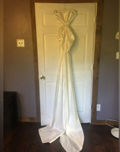 Load image into Gallery viewer, Sareh Nouri &#39;Mercer/Naomi&#39; wedding dress size-02 PREOWNED
