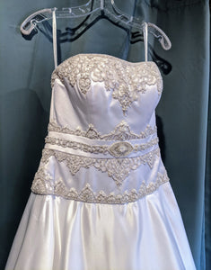 Oleg Cassini 'CWG357WHITE' wedding dress size-06 PREOWNED