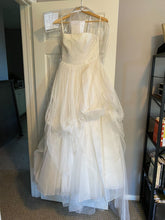 Load image into Gallery viewer, Vera Wang &#39;99259&#39; wedding dress size-04 PREOWNED

