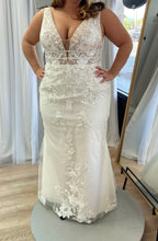 Load image into Gallery viewer, Maggie Sottero &#39;Angie 21RT377 &#39; wedding dress size-16 PREOWNED
