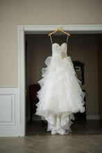 Load image into Gallery viewer, Allure Bridals &#39;8955&#39; wedding dress size-06 PREOWNED
