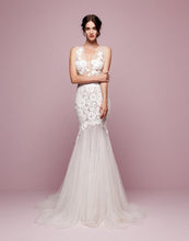 Load image into Gallery viewer, Daalarna &#39;FLW 905&#39; size 6 sample wedding dress front view on model
