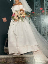 Load image into Gallery viewer, Vera Wang &#39;712&#39; wedding dress size-06 PREOWNED
