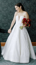 Load image into Gallery viewer, Anne Barge &#39;Dreamweaver&#39; wedding dress size-06 PREOWNED
